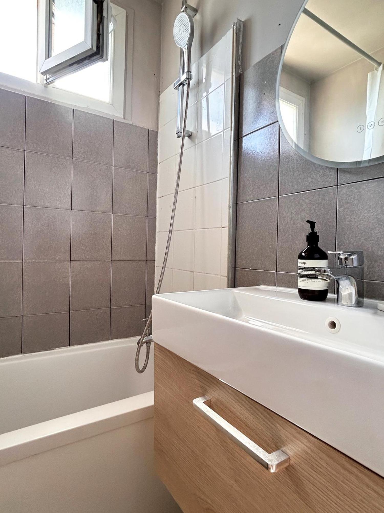Parishuit Apartment Тие Екстериор снимка